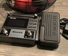 MOOER GE100 Multiple effects guitar pedal with PSU