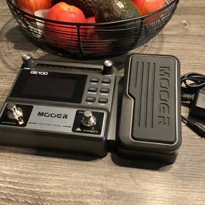 MOOER GE100 Multiple effects guitar pedal with PSU