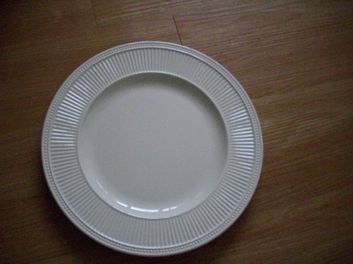 Boxed Cream Wedgwood Windsor Plate 17cm