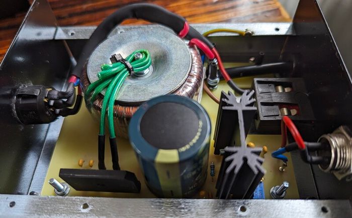 hifi grade Ulta Linear power supply 6V 3A. was used with Arcam rDAC