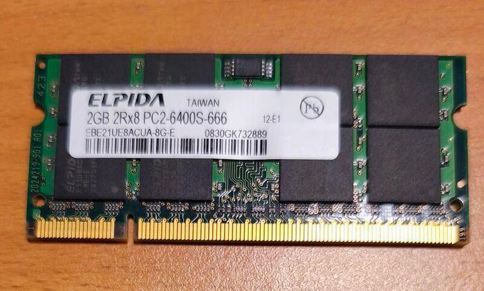 Elpida 2GB DDR2 laptop memory module.