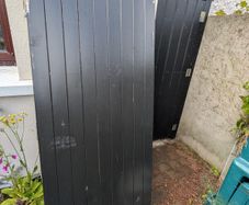 Side gate
