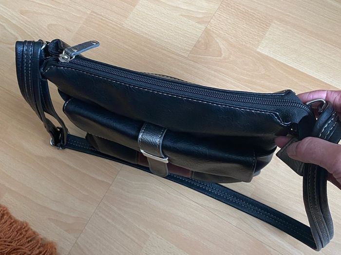 Beautiful ladies shoulder crossbody handbag with adjustable shoulder strap