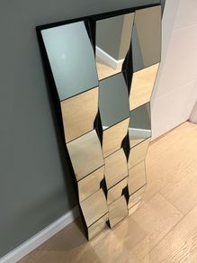 Geometric hall mirror