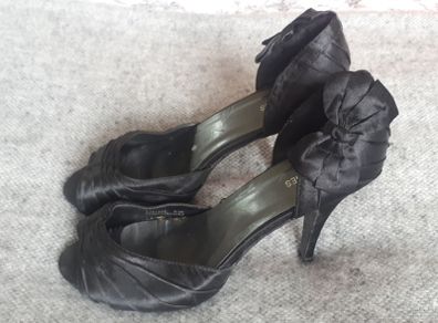 Pretty black dressy heels