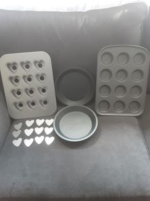 Bakeware/Chicago Metallic 12 Hole Mini Muffin Tin with Loose Bases/Cupcake Tray/Two Sponge Cake Trays/Cooling Rack .. Price is Now 33.00euro all 5 pieces
