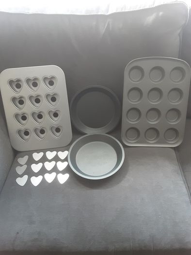 Bakeware/Chicago Metallic 12 Hole Mini Muffin Tin with Loose Bases/Cupcake Tray/Two Sponge Cake Trays/Cooling Rack .. Price is Now 33.00euro all 5 pieces