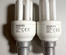 2x Philips Genie 8 W CFL bulbs
