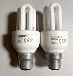 2x Philips Genie 8 W CFL bulbs