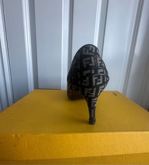 Fendi shoes - sz 39
