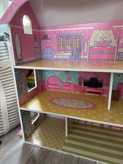 Wood doll house great condition