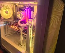 Custom White Gaming PC - Ryzen 5 9600X / RX 7700 XT / DDR5 / Gen5 SSD + Monitor