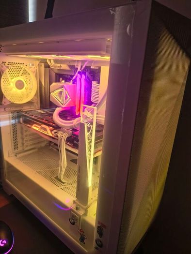 Custom White Gaming PC - Ryzen 5 9600X / RX 7700 XT / DDR5 / Gen5 SSD + Monitor