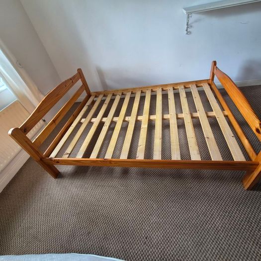 Queen double bed, 200cm x 150cm