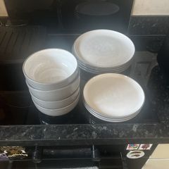 Plates, bowls and site plates (x4)
