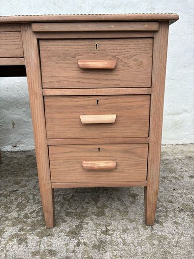 Pedestal desk