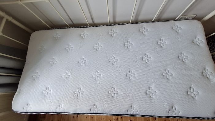 Single bed with mattress