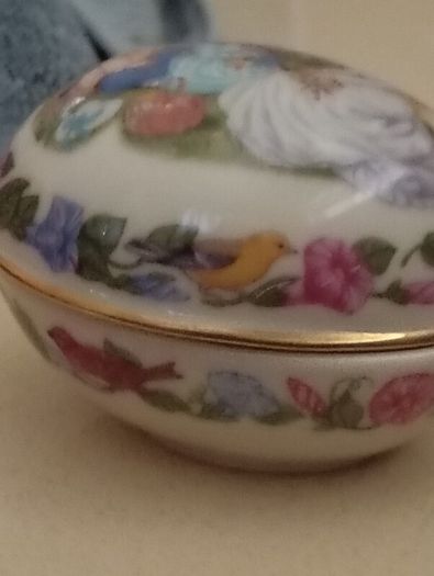 Lenox "Gathering Memories" limited edition collectible Easter egg trinket box from 1990