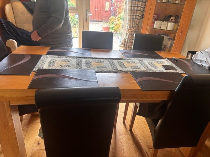 Stunning Dining room table and six chairs
