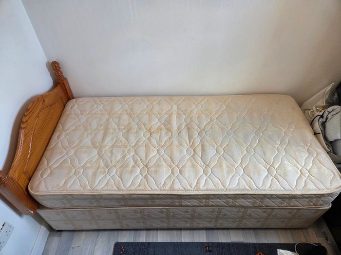 Single bed / mattress / headboard