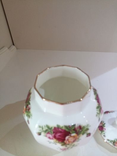 Big Lidded Tea Caddy / Storage Jar 21 cm Royal Albert Old Country Roses