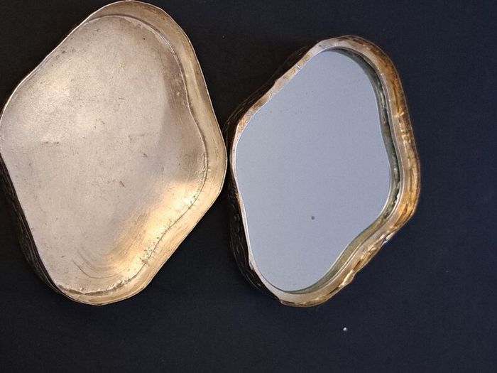 Chinese porcelain pill box