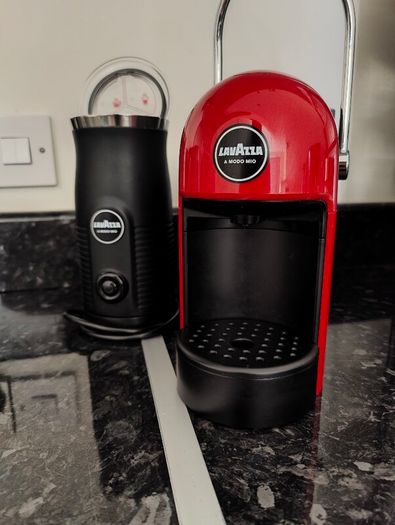 QUICK SALE: Lavazza A Modo Mio Jolie Coffee Machine + FREE MilkEasy Frother (Excellent Condition)