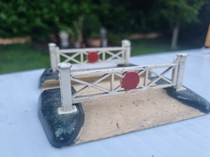 Hornby level crossing
