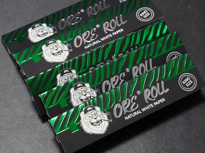 Various King Size Rolling Papers, tips available also