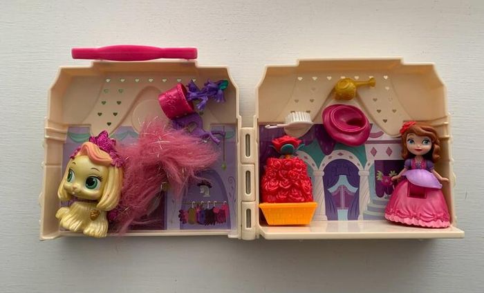 Small Carry Case Play House with Small Figures