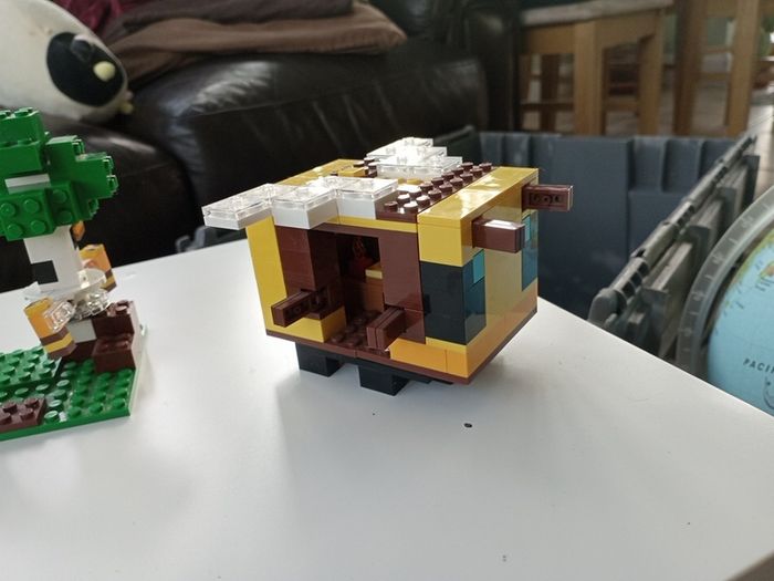 Lego Minecraft bee cottage set