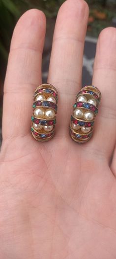 Vintage jewelry is sold individually for 5 to 10 euros