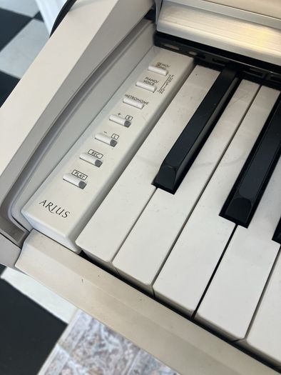 YAMAHA ARIUS 145 electric piano white