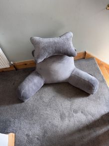 Reading/ bed pillow with detachable neck support