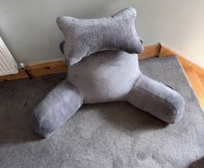 Reading/ bed pillow with detachable neck support