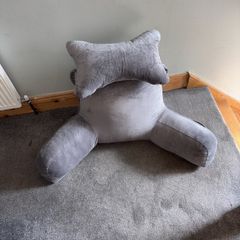 Reading/ bed pillow with detachable neck support