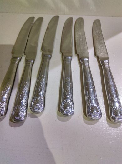 Cutlery (spoons, knives)
