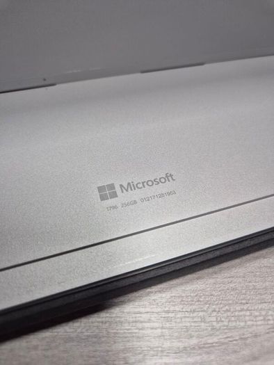 Microsoft Surface Laptop (1769) i5-7300U 8GB RAM 256GB SSD Windows 11
