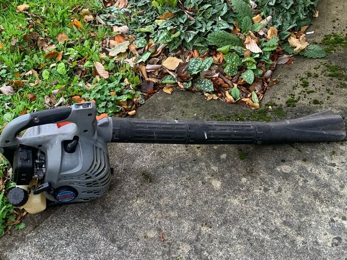 Petrol leaf blower