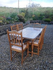 Extendable mahogony table with 6 chairs
