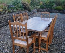 Extendable mahogony table with 6 chairs