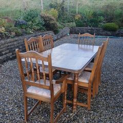 Extendable mahogony table with 6 chairs