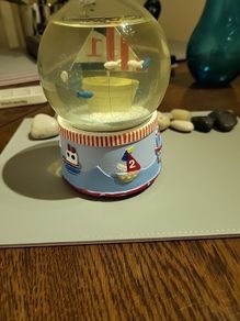 Musical snow globe