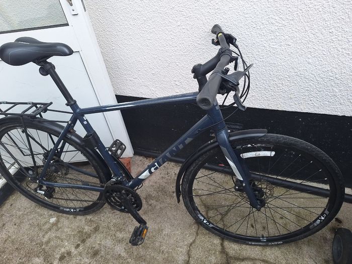 Giant Escape Hybrid Bike Disc Brakes Excellent Commuter