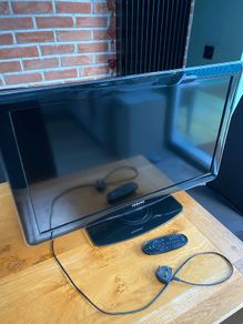 28" Philips TV with remote