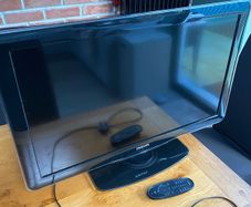 28" Philips TV with remote