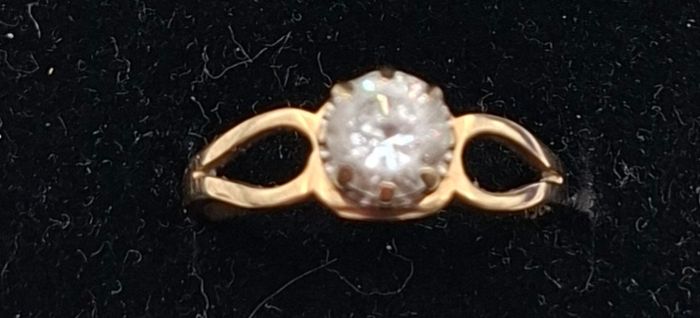 9ct yellow gold ring