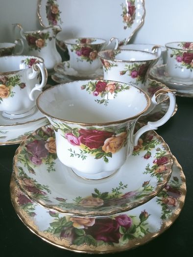 Royal Albert "Old Country Roses"   21 pcs Tea Set