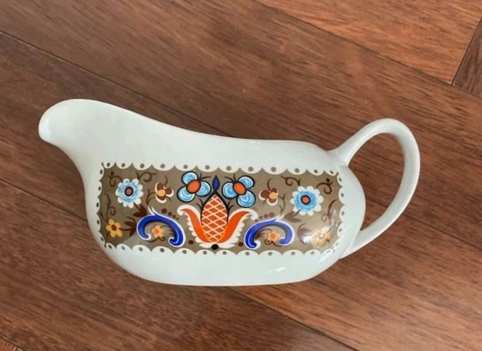 Vintage Woods And Sons Bayeux Pattern Side Plates & Gravy Boat