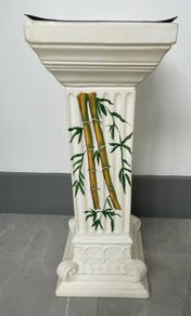 Pedestal stand